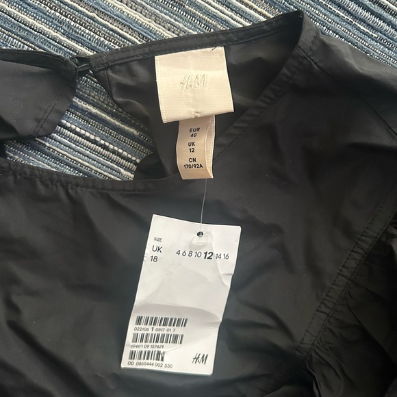 🆕 H&M Women’s Black Flounced Taffeta Blouse Ruffle Long Sleeve Size US 8 - Picture 6 of 7